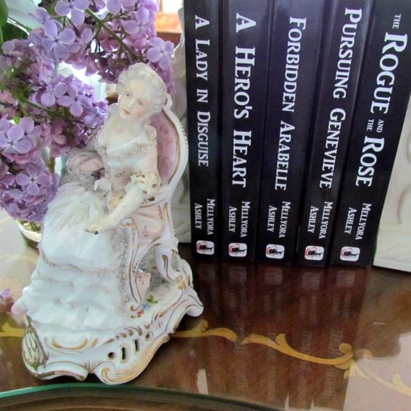 PLAUE PORCELAIN FIGURINE, SEATED LADY, GEORGIAN STYLE GOWN & CHAIR, GERMANY - Picture 12 of 16